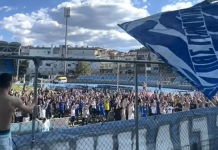 Οπαδοί και ποδοσφαιριστές τραγούδησαν παρέα στο τελευταίο ματς της Super League 2 Οι παίκτες και οι οπαδοί του ΠΑΣ