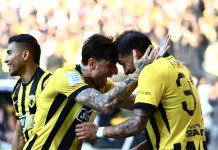 ΠΑΟΚ: Το αυτογκόλ του Κεντζιόρα για το 1-0 της Ένωσης Οι παίκτες της ΑΕΚ πανηγυρίζουν το γκολ