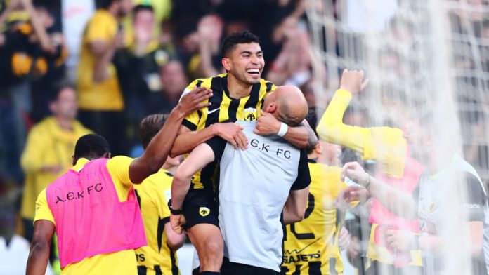 Ο Πινέδα πανηγυρίσει το τρίτο γκολ της ΑΕΚ κόντρα στον ΠΑΟΚ