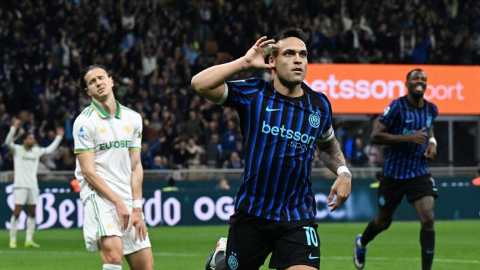 Πεντάρα τίτλου των νερατζούρι στο Μιλάνο Ο Λαουτάρο Μαρτίνες