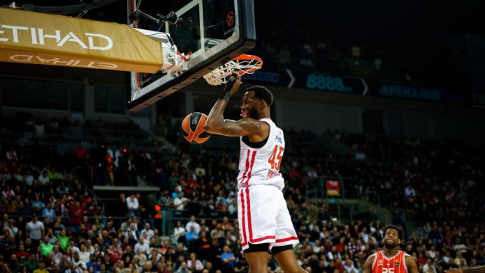 Το buzzer beater κάρφωμα του Ντόντα Χολ στην κορυφή του Το κάρφωμα του Χολ