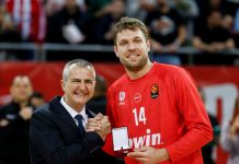 Χάποελ Τελ Αβίβ – Ολυμπιακός: Βράβευση μέσα σε αποθέωση για τον Σάσα Βεζένκοφ στη Βουλγαρία Ο Σάσα Βεζένκοφ