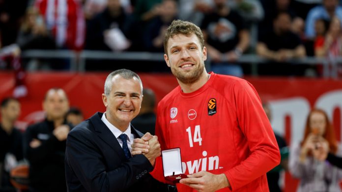 Χάποελ Τελ Αβίβ - Ολυμπιακός: Βράβευση μέσα σε αποθέωση για Ο Σάσα Βεζένκοφ