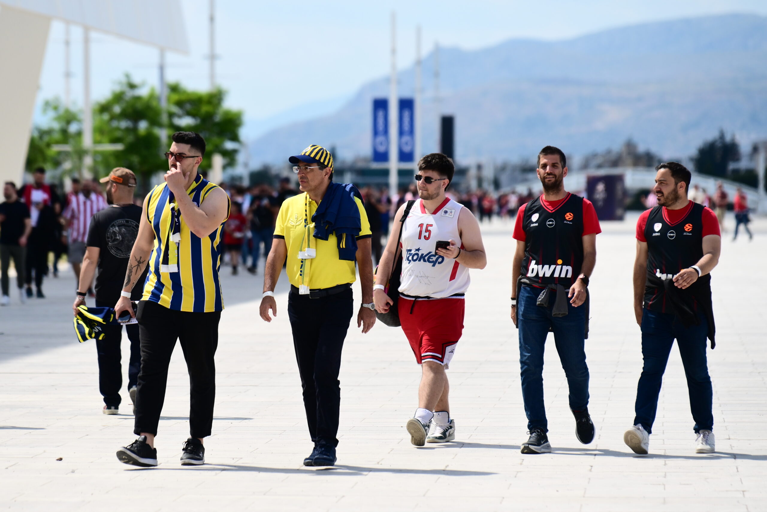 Οπαδοί του Ολυμπιακού και της Φενερμπαχτσέ έξω από το ΟΑΚΑ