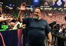 Αποθεώθηκε ο Βαγγέλης Μαρινάκης από τον κόσμο στο Ολυμπιακός Ο Βαγγέλης Μαρινάκης