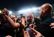 Ο Μάριος Ηλιόπουλος πανηγυρίζει έξαλλα το πρωτάθλημα