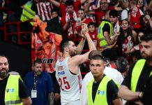 Η εντυπωσιακή ατμόσφαιρα στο ΣΕΦ, το λάβαρο για την 4η Euroleague και η αποθέωση στον Πίτερς Ο Πίτερς