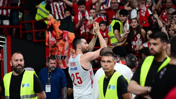 Η εντυπωσιακή ατμόσφαιρα στο ΣΕΦ, το λάβαρο για την 4η Ο Πίτερς