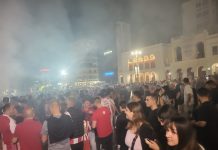Ξέφρενο πάρτι με συνθήματα, καπνογόνα και βεγγαλικά σε κάθε γωνιά της Ελλάδας για την κατάκτηση της Euroleague Ολυμπιακοί