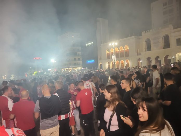 Ξέφρενο πάρτι με συνθήματα, καπνογόνα και βεγγαλικά σε κάθε γωνιά Ολυμπιακοί