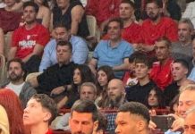 Ο Γιάννης Αντετοκούνμπο με τον Νόβακ Τζόκοβιτς στο ΣΕΦ για το Ολυμπιακός – Μονακό djokovic antetokounmpo