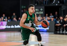 Ο Κώστας Σλούκας στο πλευρό των συμπαικτών του για το ματς με τη Βαλένθια Ο Σλούκας