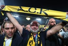 Ο Μάριος Ηλιόπουλος έκανε τον γύρο του θριάμβου στο γήπεδο μετά την κατάκτηση του πρωταθλήματος από την ΑΕΚ Ο Μάριος Ηλιόπουλος