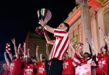 Ο Ολυμπιακός απάντησε στον Παναθηναϊκό με το βίντεο που ο Γιώργος Μπαρτζώκας τραγουδάει σύνθημα των Πειραιωτών Ο Μπαρτζώκας