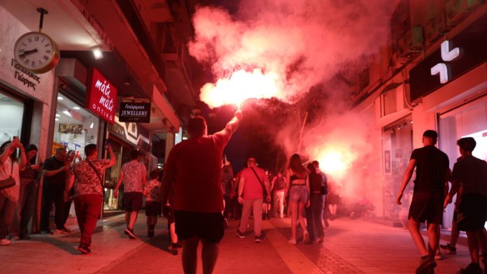 Οι έξαλλοι πανηγυρισμοί των οπαδών του Ολυμπιακού για την πρόκριση Οι φίλοι του Ολυμπιακού