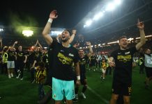 Οι παίκτες της ΑΕΚ βγήκαν με μπλουζάκια «Πρωταθλητές 2026» και ο Μάριος Ηλιόπουλος τους αποθέωσε SUPERLEAGUE 2025-2026