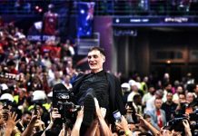 Οι φίλοι του Ολυμπιακού τον σήκωσαν στον αέρα Ο Μπαρτζώκας