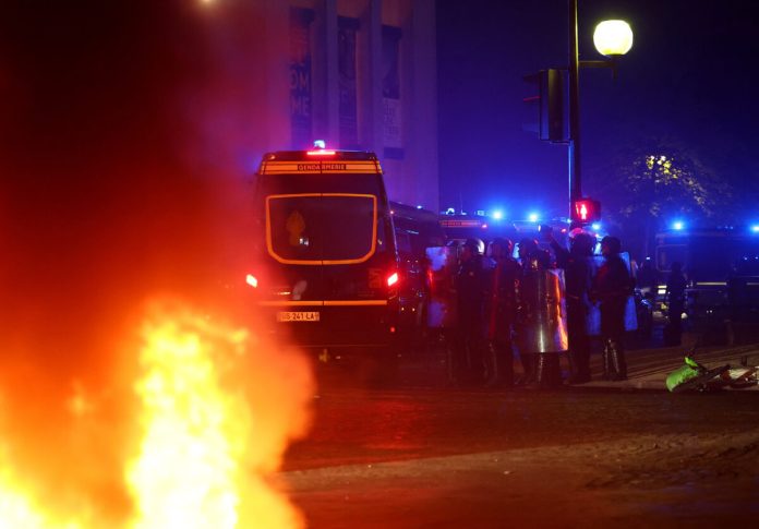 Πολεμικό σκηνικό στο Παρίσι μετά την κατάκτηση του Champions League Soccer Football - UEFA Champions League - Paris St Germain fans celebrate winning the UEFA Champions League - Paris, France - May 31, 2026 Police officers in the streets after Paris St Germain won the UEFA Champions League REUTERS