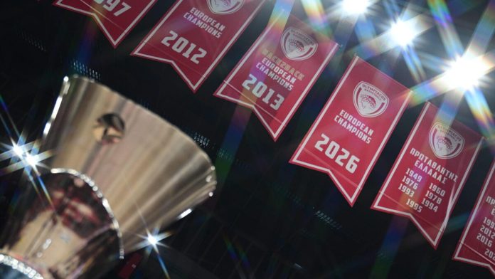 Η κούπα της Euroleague και το λάβαρο στο ΣΕΦ