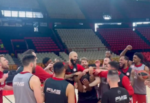 Τούρτα έκπληξη και φατούρο στον Ταϊρίκ Τζόουνς για τα γενέθλιά του Το φατούρο των παικτών του Ολυμπιακού