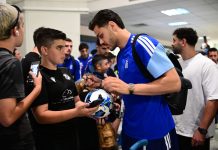 Με καλιτσούνια και τραγούδια υποδέχθηκαν τη γαλανόλευκη στο Ηράκλειο ΦΙΛΙΚΟΣ ΑΓΩΝΑΣ ΕΘΝΙΚΩΝ ΟΜΑΔΩΝ