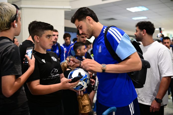 Με καλιτσούνια και τραγούδια υποδέχθηκαν τη γαλανόλευκη στο Ηράκλειο ΦΙΛΙΚΟΣ ΑΓΩΝΑΣ ΕΘΝΙΚΩΝ ΟΜΑΔΩΝ