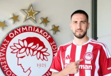 Ο Κώστας Φορτούνης φόρεσε τη νέα ριγωτή φανέλα του Ολυμπιακού ΦΩΤΟ ΓΙΩΡΓΟΣ ΜΑΤΘΑΙΟΣ