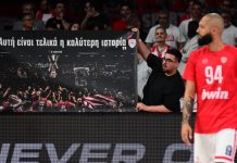 Οι οπαδοί του Ολυμπιακού τρόλαραν με πανό τον Κώστα Σλούκα του Παναθηναϊκού Euroleague