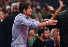 Ολυμπιακός 68-58 τελικό: Οι πράσινοι πήραν τη νίκη με πρωταγωνιστή τον Χέιζ-Ντέιβις Ο Δημήτρης Γιαννακόπουλος στο Telekom Center Athens (ΔΗΜΗΤΡΗΣ ΜΠΙΡΝΤΑΧΑΣ / EUROKINISSI)