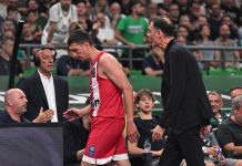 Ολυμπιακός: Ο Γιώργος Μπαρτζώκας τα «έχωσε» στον Γιαννούλη Λαρεντζάκη μετά από ένα επιθετικό φάουλ Ο Γιώργος Μπαρτζώκας